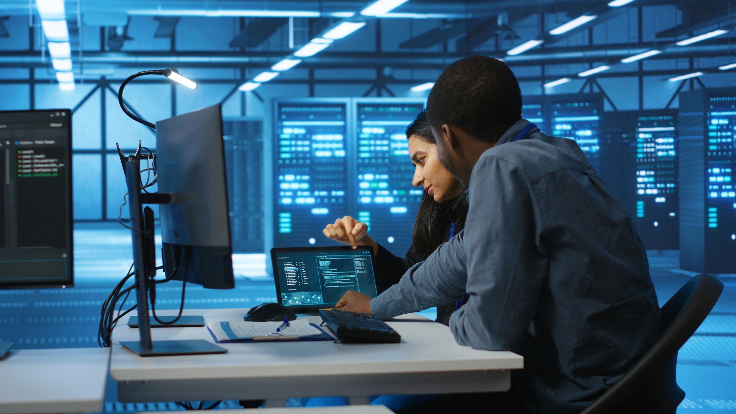 IT consultants collaborating